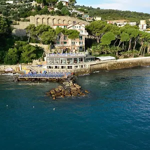 **** Hotel Arc En Ciel Italie